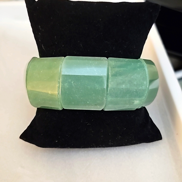 Jadeite Stretch Bracelet - Picture 1 of 4